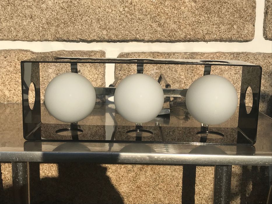 Candeeiro com bolas em vidro fosco