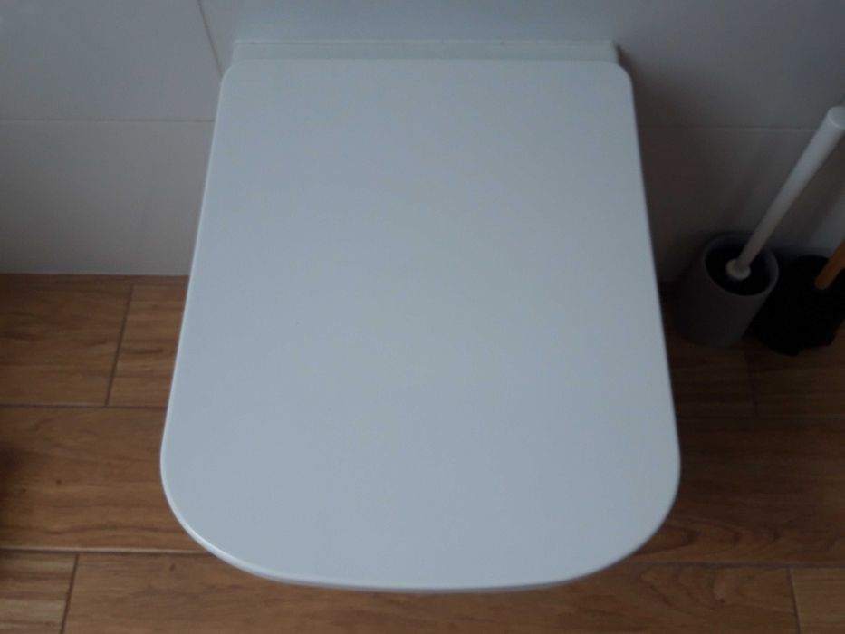 Miska wisząca jak nowa WC Bravia bezkołnierzowa deska wolnoopadająca