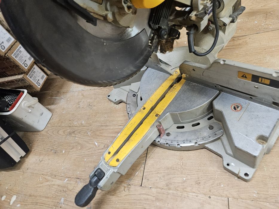 DEWALT DW717XPS pilarka ukosowa 250mm XPS 110v