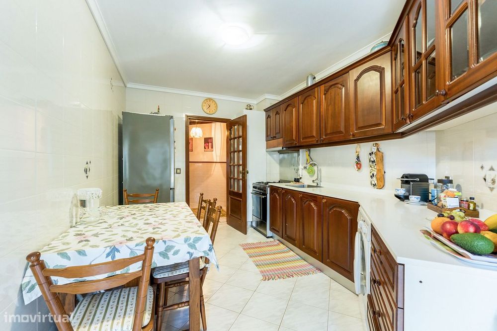 Apartamento T3 a 2 Minutos da Praia com Box Fechada e Churrasqueira em
