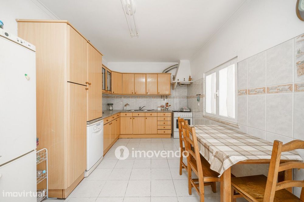 Moradia T4 com garagem e próxima da praia, na Charneca da Caparica