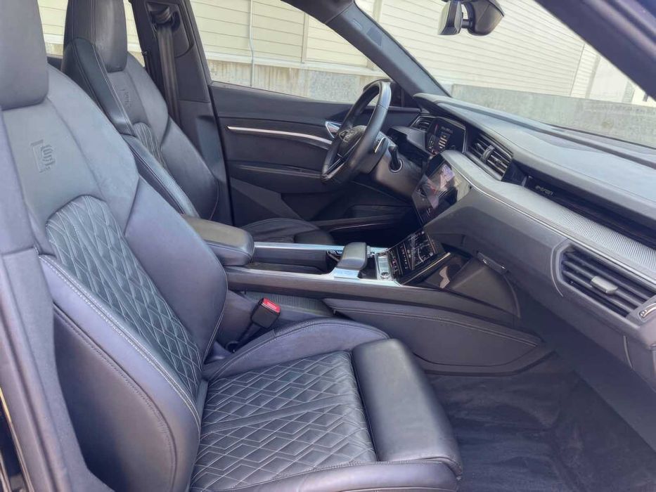 Audi e-tron S      2022