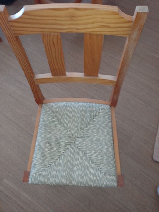 Mesa 1,52x82 com 6 cadeiras.
