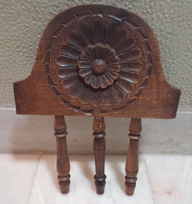 Madeira com figura decoração