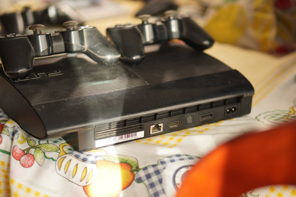 PlayStation 3 super Slim (com placa queimada) + 4 comandos + caixa