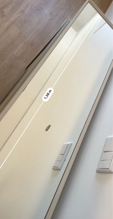 Movel bege com detalhes em dourado