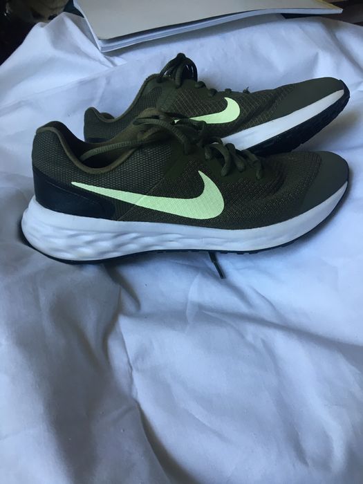Кросівки NIKE  б/у в гарному стані,39р.по устільці 24см.