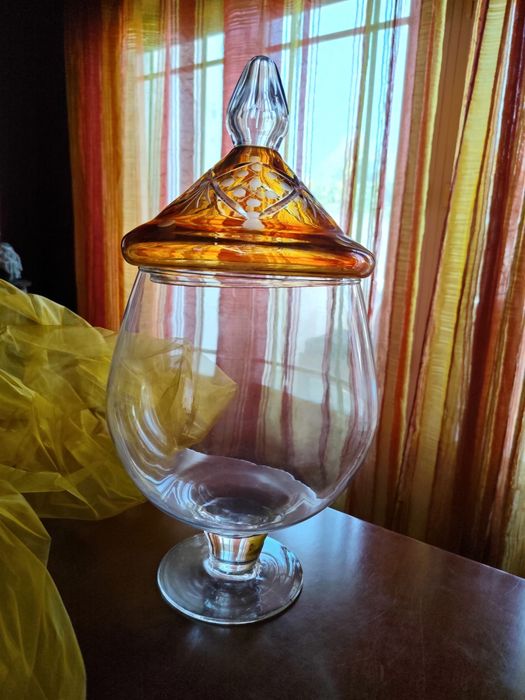 Lindíssima taça em vidro transparente com uma tampa em cristal