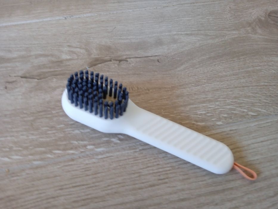 Escova para limpeza com depósito para sabão