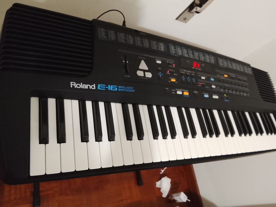 Teclado Roland E-16 muito estimado a funcionar tudo perfeitamente