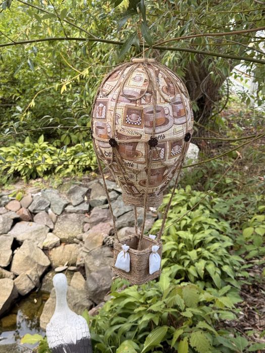 Повітряна куля для інтерʼєру кавʼярні.