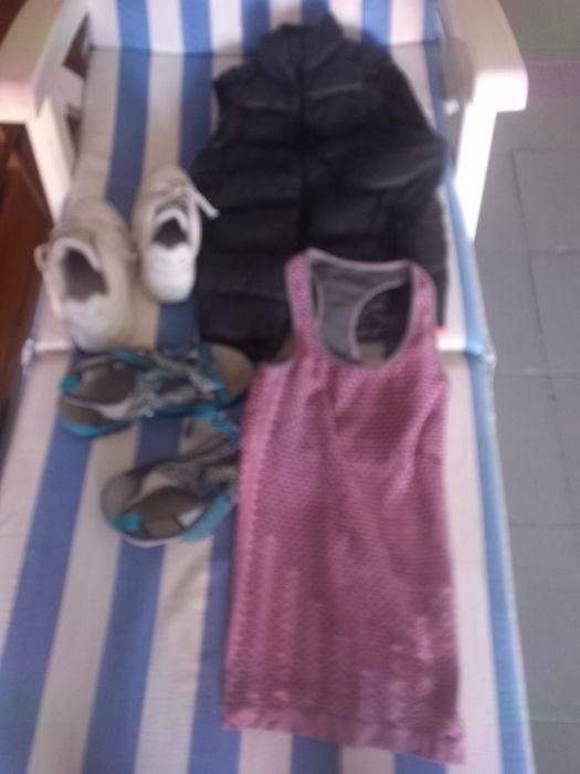 Tenis casaco e sandalias