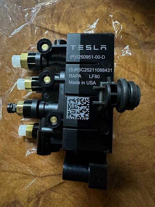 Блок клапанов пневматической подвески Tesla Cybertrack