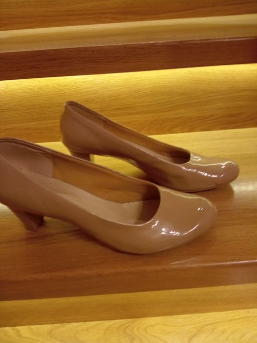 Beżowe lakierowane buty na obcasie