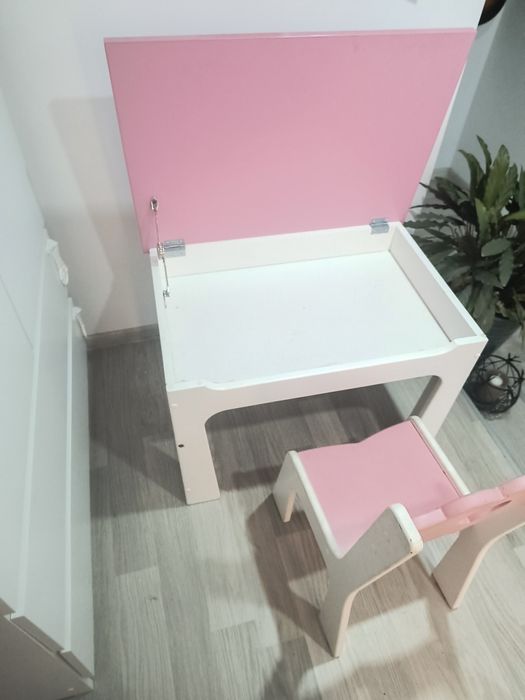 Biurka z krzesełkiem dla dziecka