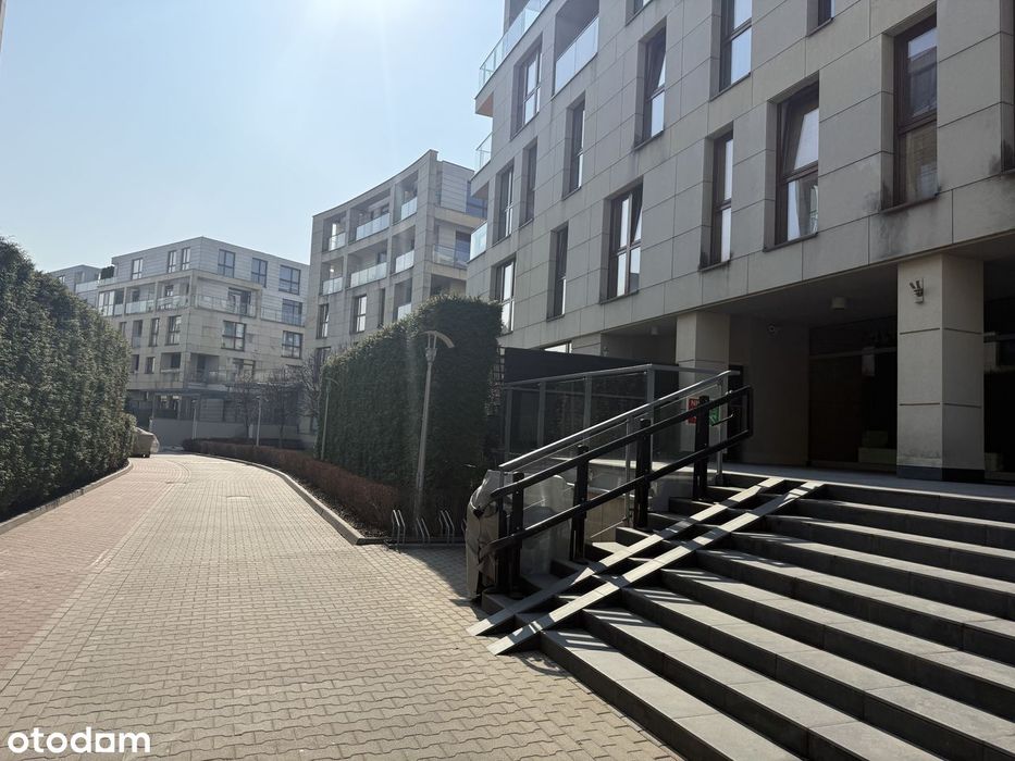 3 pokoje, widok z balkonu na zielone patio