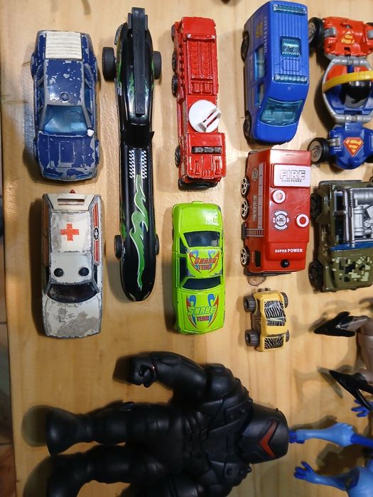 Hot Wheels Zestaw 5 samochodzików + gratisy