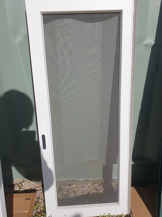 janela dupla com rede mosquiteira e persiana