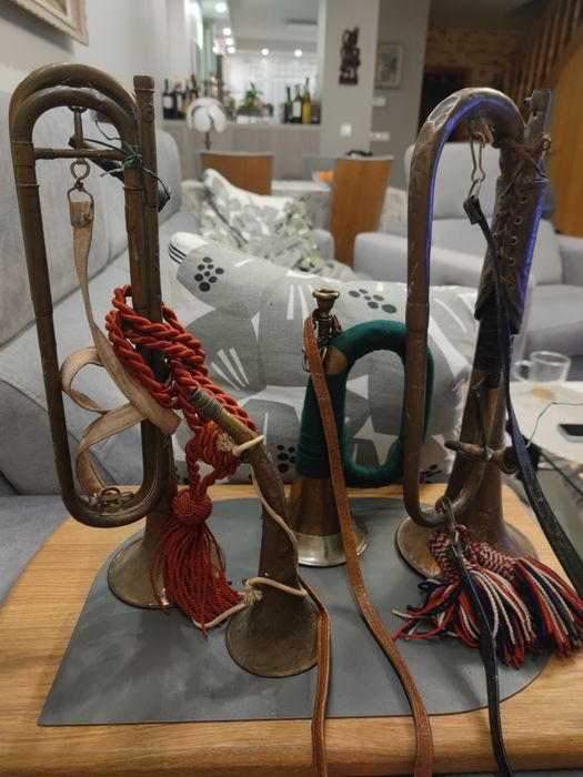 Zestaw trąbek wojskowych