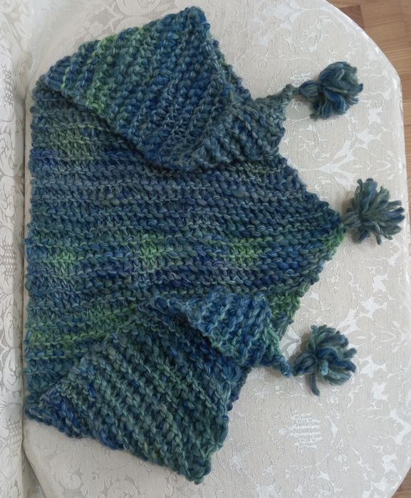 Cieniowana chusta robiona na drutach, rękodzieło