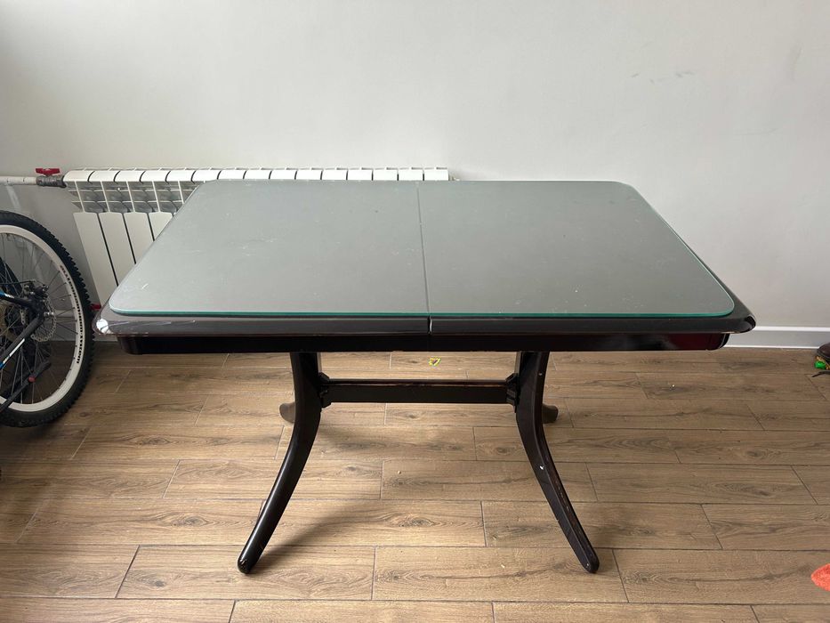 Розкладний дерев’яний стіл зі скляною вставкою