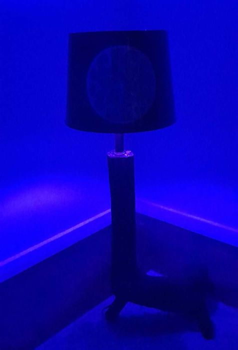 Candeeiro com base em madeira