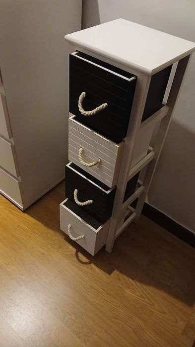 Móvel com 4 gavetas em muito bom estado