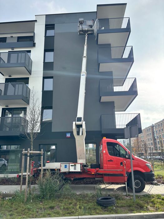 Wynajem podnosnika koszowego. Operator pomaga w koszu!