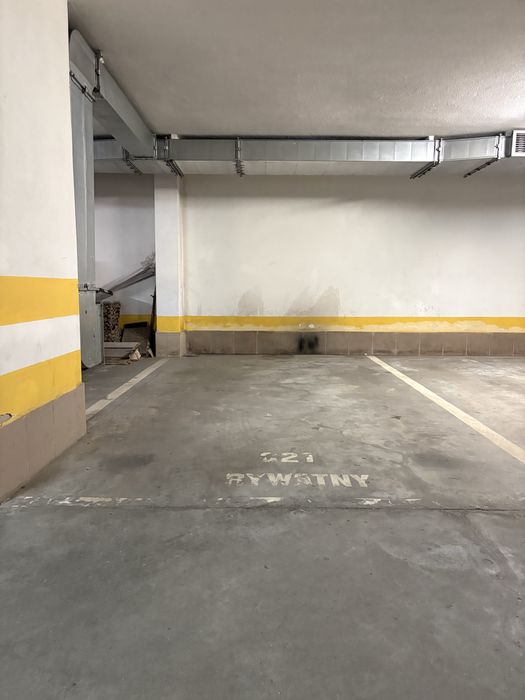 Sprzedam  miejsce postojowe  ul. Powstanców