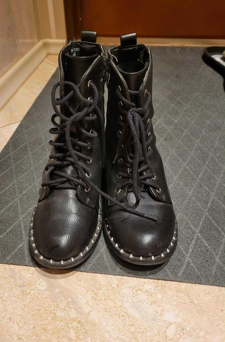 Botki damskie z ćwiekami