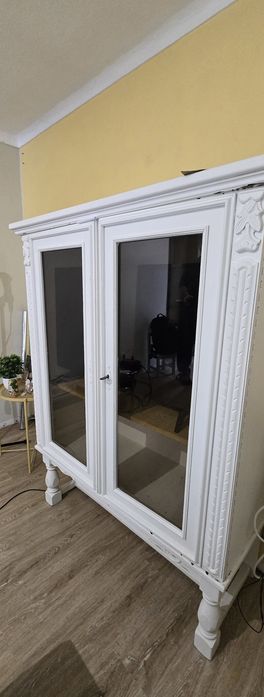 Vitrine/cristaleira de estilo clássico