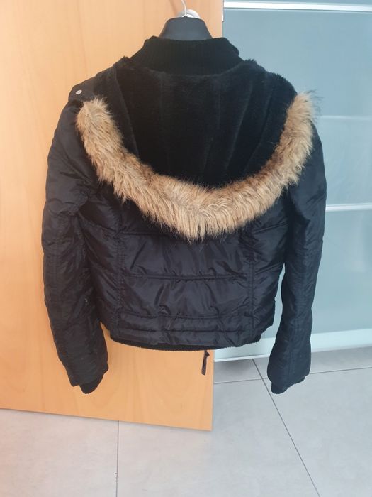 Casaco quente com pêlo no capuz