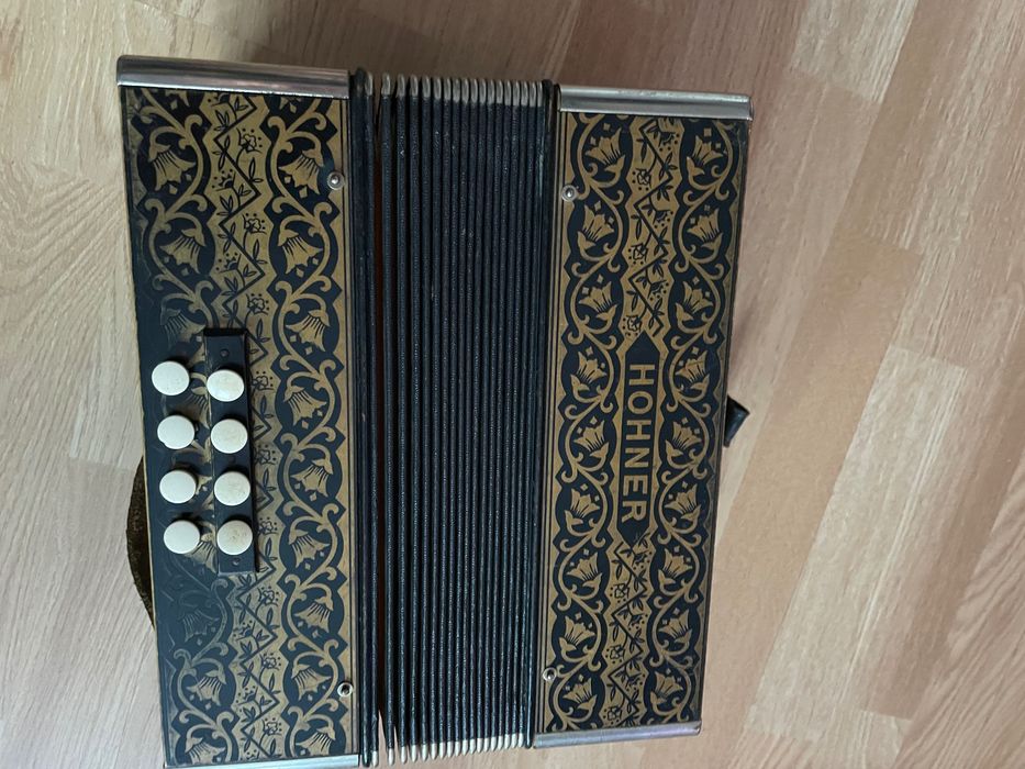 Stary akordeon hohner