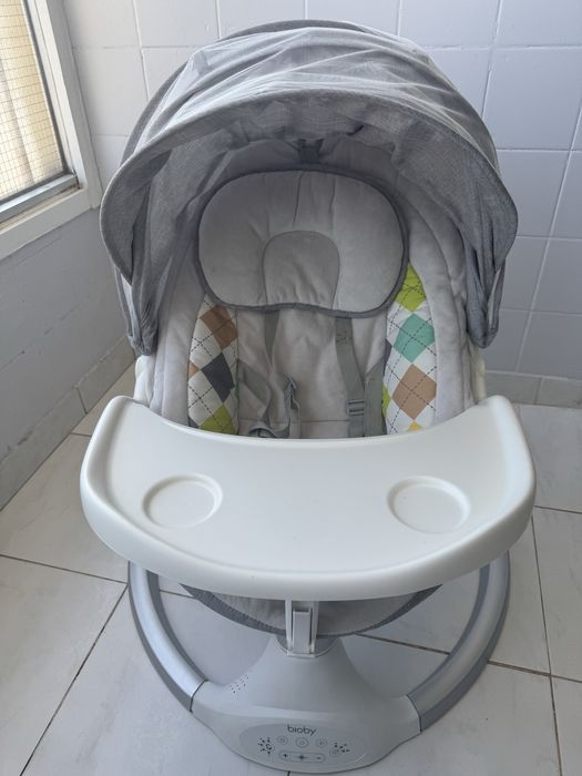 Baloiço elétrico para bebé, espreguiçadeira para bebé, 5 velocidades  com rede mosquiteira e comando bluetooth .