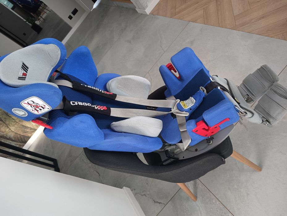 Sprzedam fotelik samochodowy z bazą obrotową