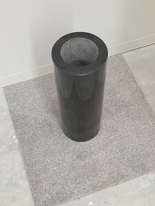 Wazon z granitu czarny wysokość 39cm