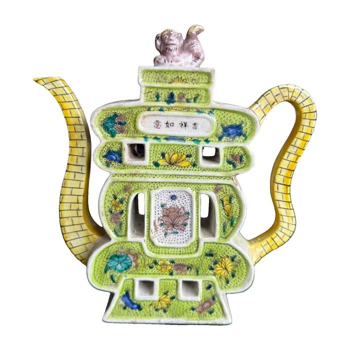 Jarro chinês em porcelana famille verte com figuras