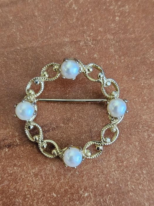 Mała ozdobna broszka