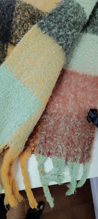 Echarpe muito quente. Usada. Está dobrada em quatro partes.