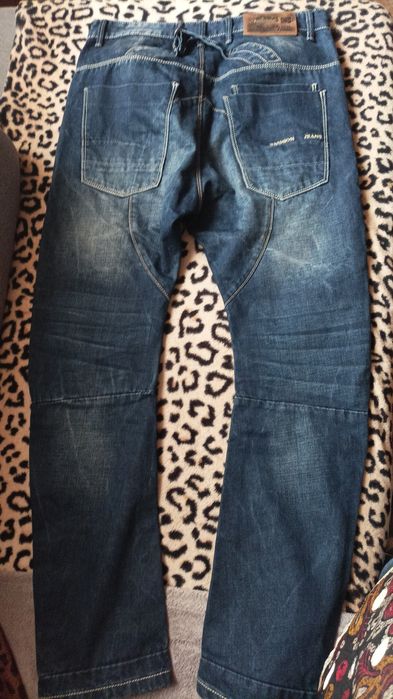 Męskie spodnie jeansy.