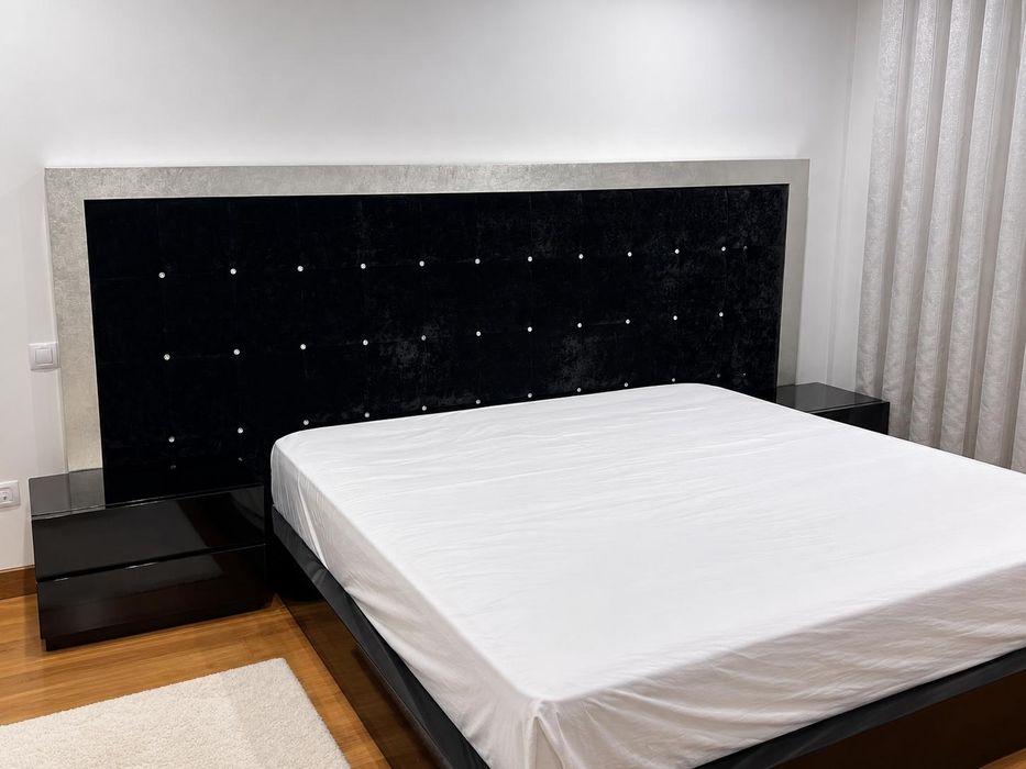 Cama de casal preta com estrado elevatorio