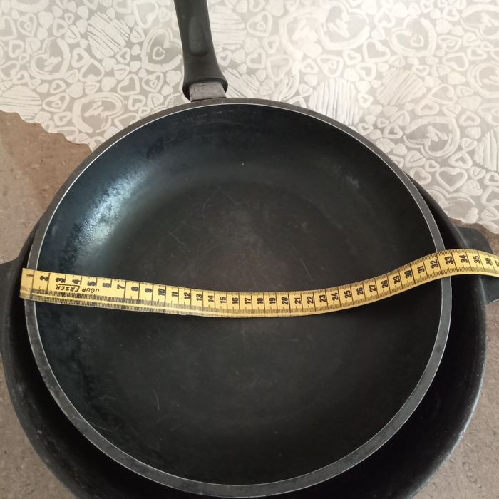 Сковорода большая из нержавейки и другие сковороды,чугун ,крышка.