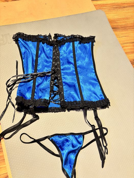 Niebieski gorset, pończochy,