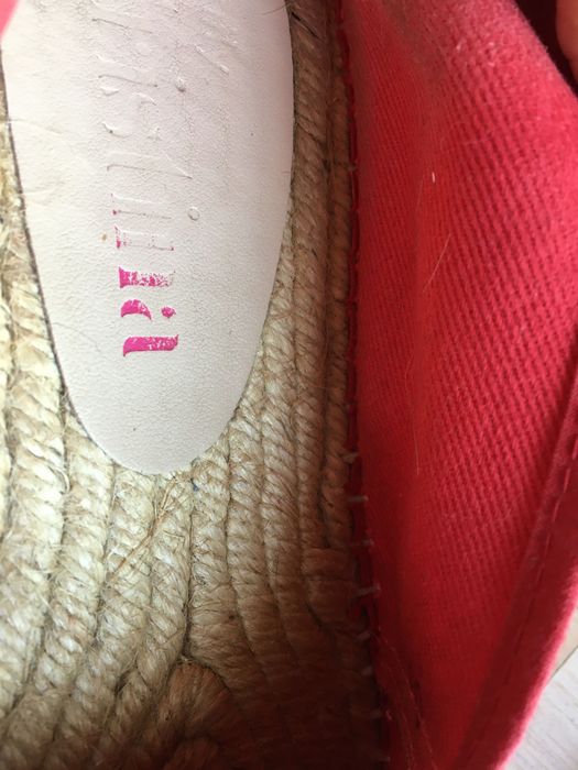 Alpercatas vermelhas brilhantes