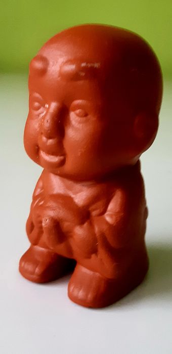 Gliniana figurka małego chińczyka.