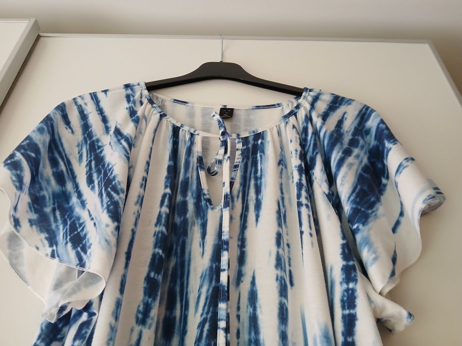 Blusa branca com raiado azul