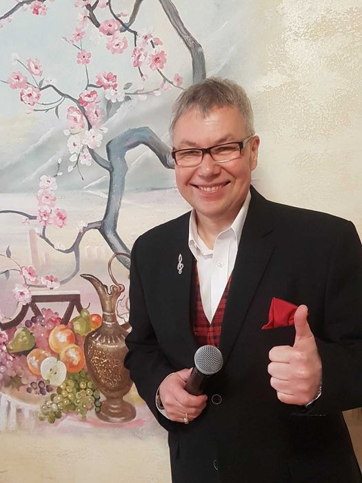 Ведучий, DJ, сучасні програми і живий спів на Ваші свята