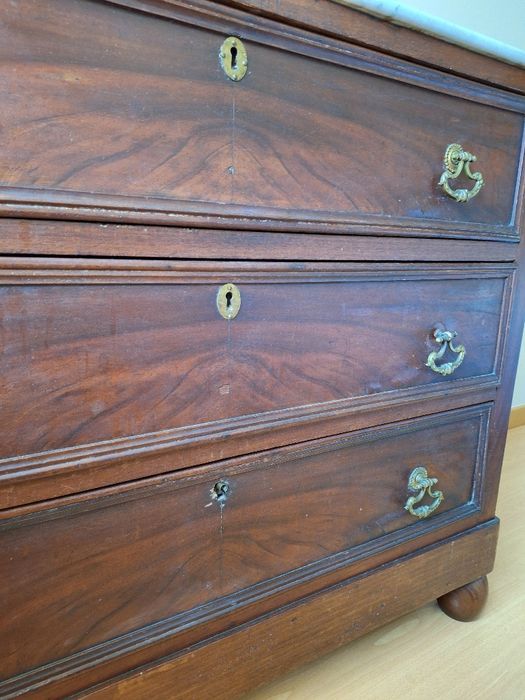 Cómoda antiga com espelho