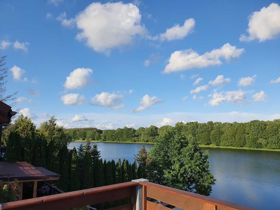 Domek nad jeziorem  z linią brzegowa . Trojmiasto