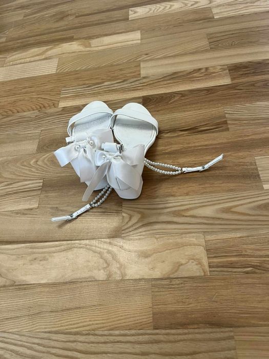 Białe sandałki 39 na słupku